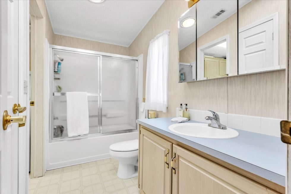 205 Belle Isle Ct - Guest Bathroom