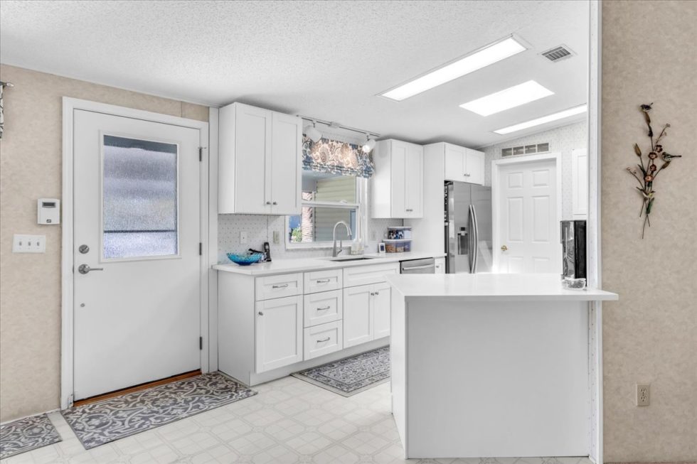 205 Belle Isle Ct - Kitchen