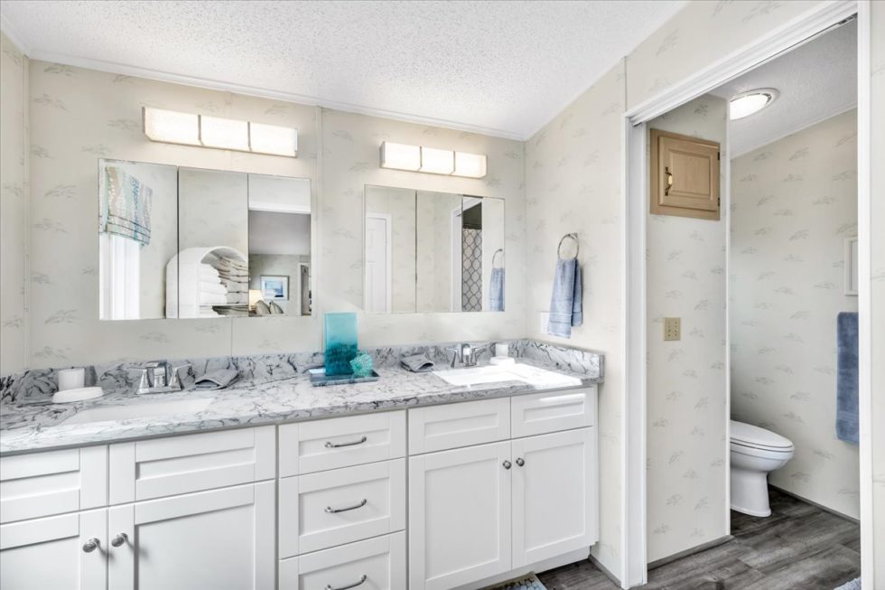 205 Belle Isle Ct - Primary Bathroom