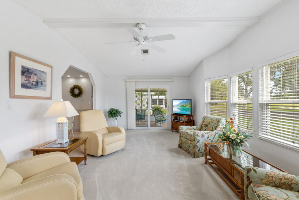 617 Charlemagne Boulevard - Den