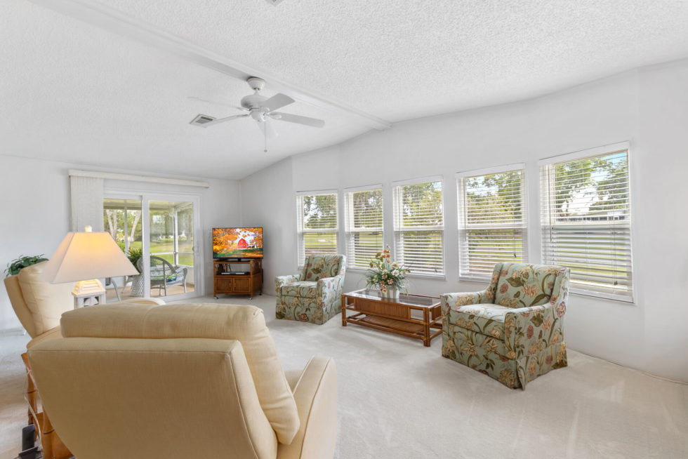 617 Charlemagne Boulevard - Den