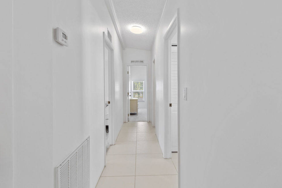 617 Charlemagne Boulevard - Hall