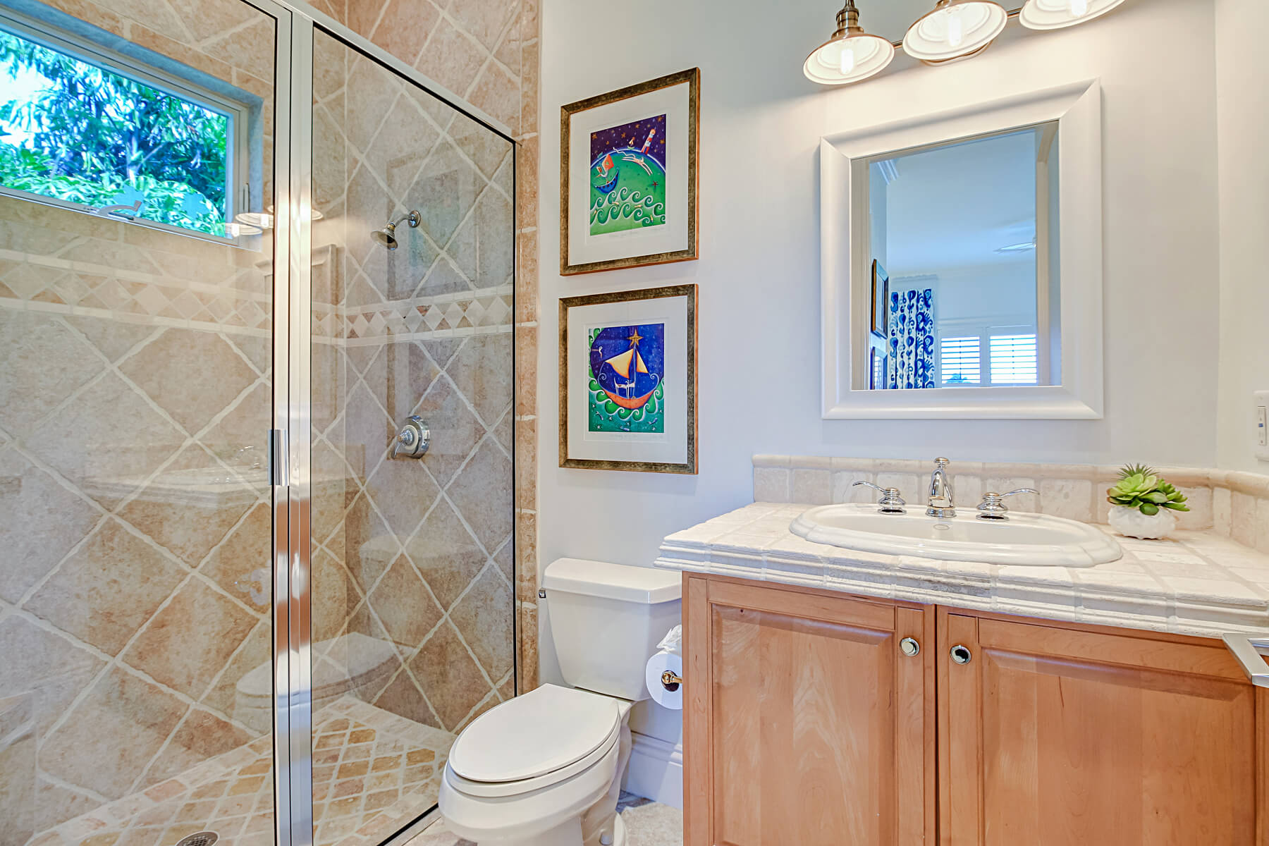 1629 Chinaberry Reno - Guest Bathroom Before