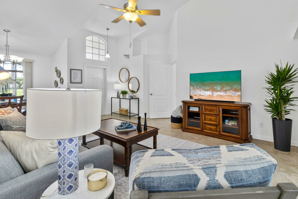 412 Dundee Court listed by Sonja Pound - Living Room